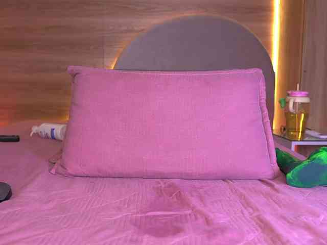 ale-evanz Live Webcam on BongaCams