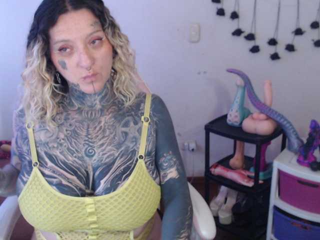 sloppytitss live cam on BongaCams