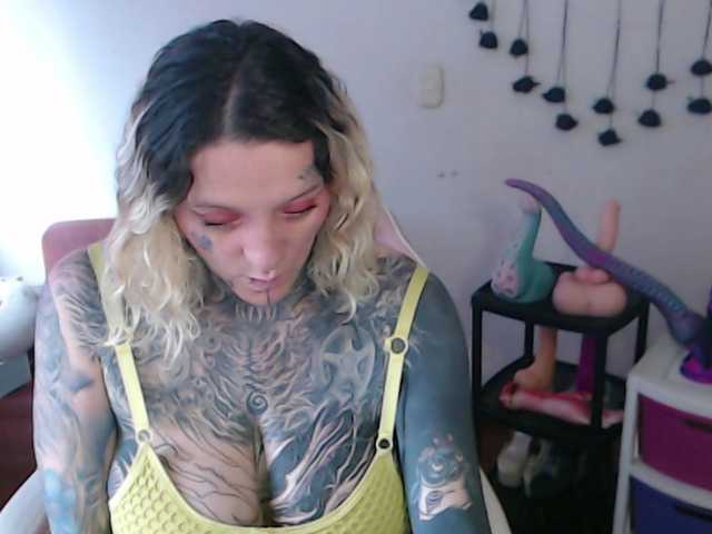 sloppytitss live cam on BongaCams