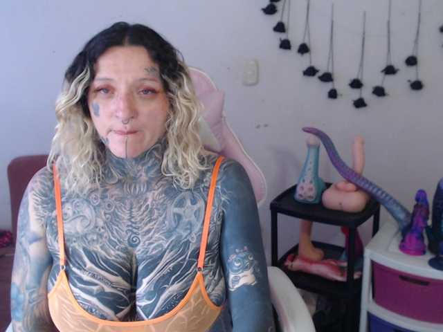 sloppytitss live cam on BongaCams