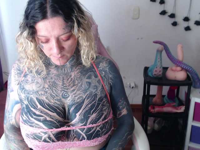sloppytitss live cam on BongaCams