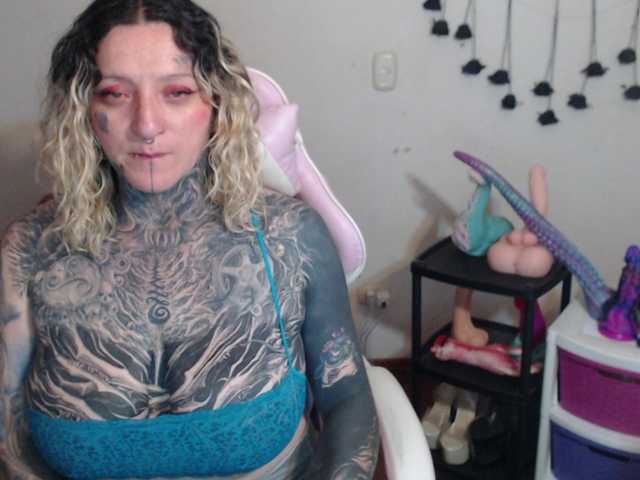 sloppytitss live cam on BongaCams