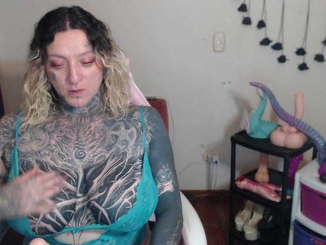 sloppytitss live cam on BongaCams