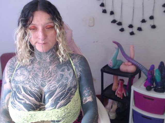 sloppytitss live cam on BongaCams