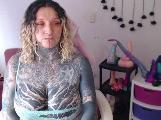 sloppytitss live cam on BongaCams