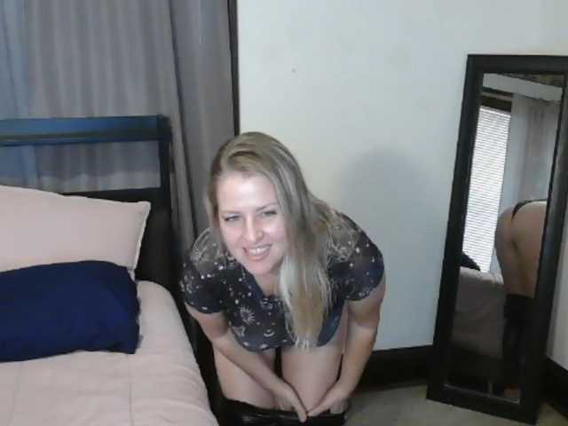 Holliekate live cam preview