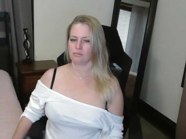 Holliekate live cam preview