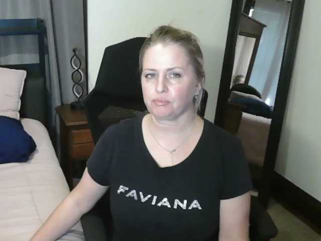 Holliekate live cam preview