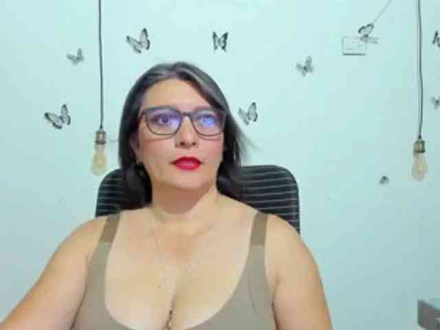 Amie-Adams82 webcam