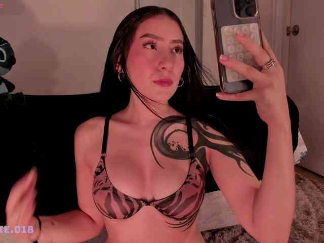 Lexie-red webcam