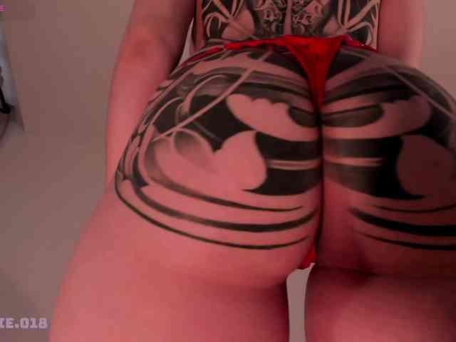 Lexie-red