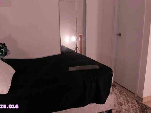 Lexie-red webcam