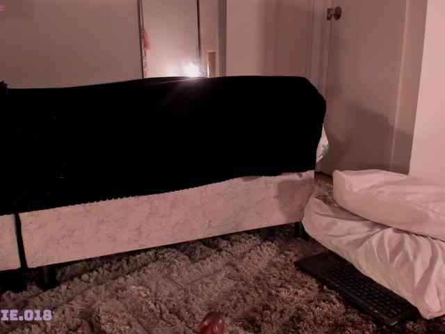 Lexie-red webcam