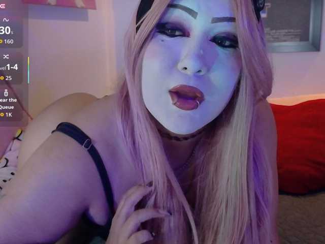 valkiriamoore live cam on BongaCams