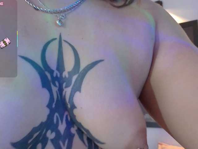 valkiriamoore live cam on BongaCams