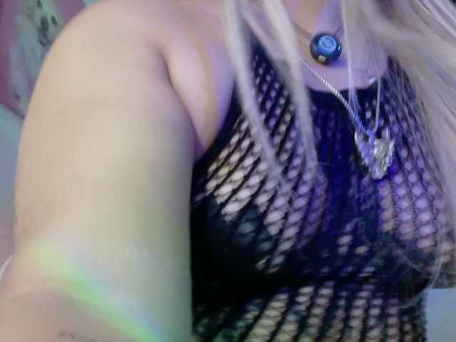 valkiriamoore live cam on BongaCams