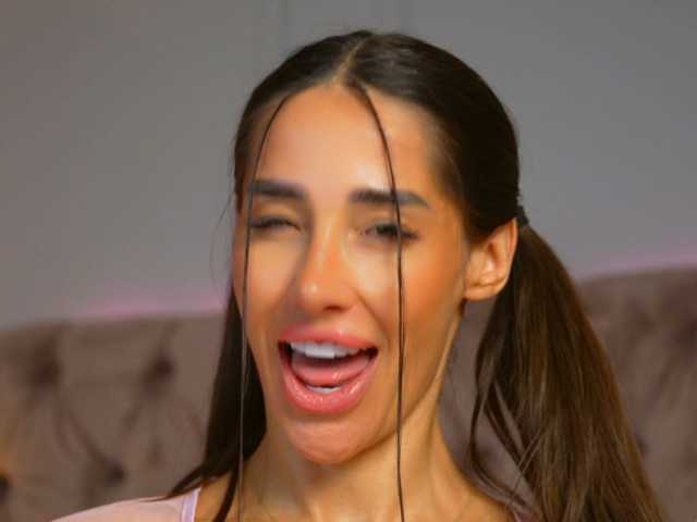 MiriamFoxx live cam on BongaCams