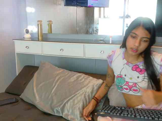 Farianachocolatecrememia's cam show statistics and live stream