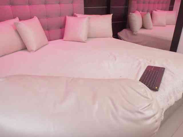 Bellalatina's cam show statistics and live stream
