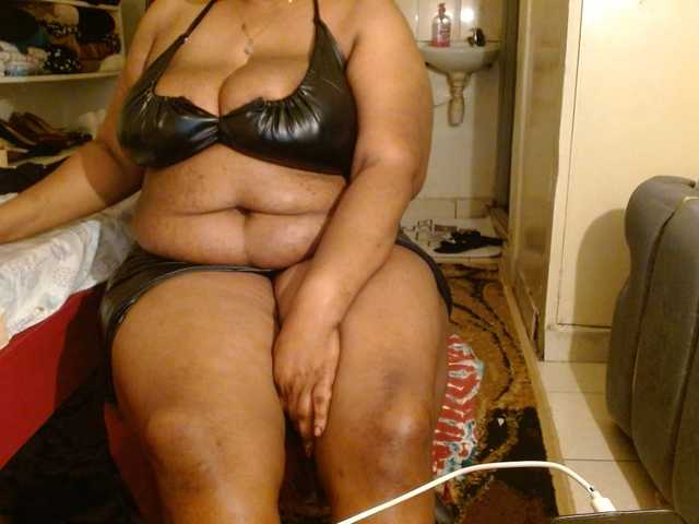 Sexiemama live cam on BongaCams