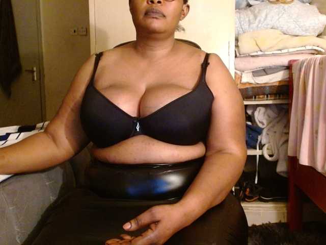 Sexiemama live cam on BongaCams