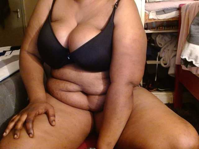 Sexiemama live cam on BongaCams