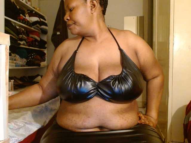 Sexiemama live cam on BongaCams