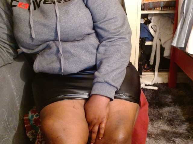 Sexiemama live cam on BongaCams