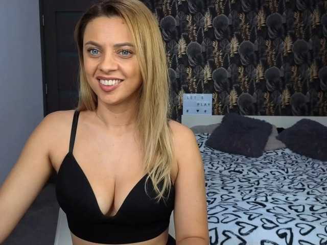 le modèle CarlaStaceeFun est en webcam porno dans un show sur le site bongacams, il possède les tags suivants: White/Caucasian,Blonde,Shaved