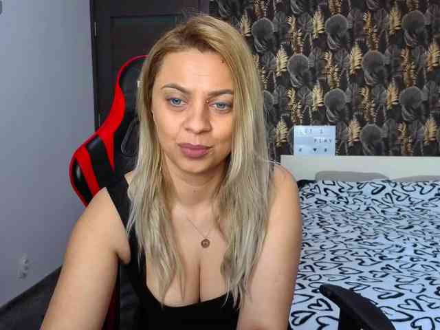 CarlaStaceeFun webcam