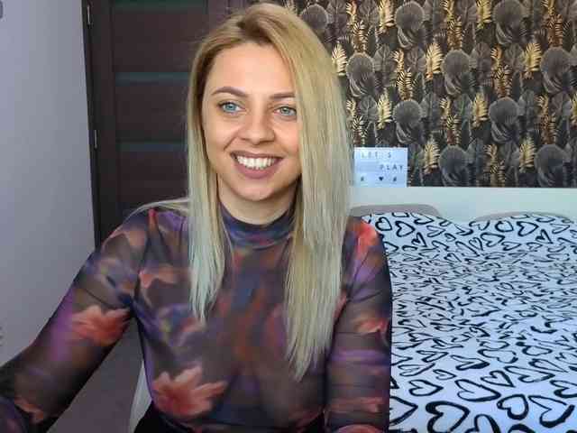 CarlaStaceeFun webcam