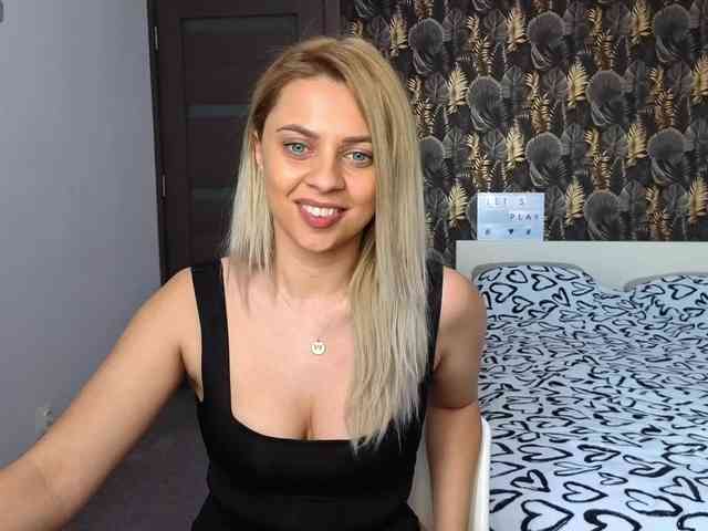 CarlaStaceeFun webcam