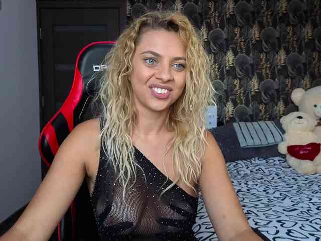 CarlaStaceeFun webcam