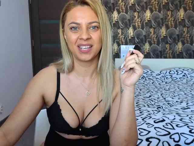 CarlaStaceeFun webcam