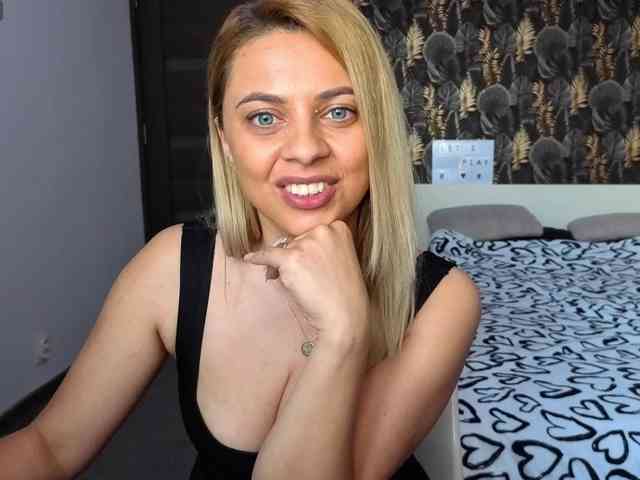 CarlaStaceeFun webcam