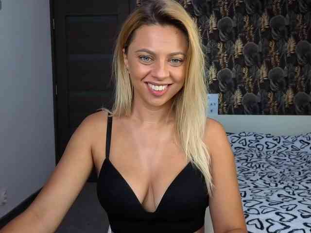 CarlaStaceeFun webcam