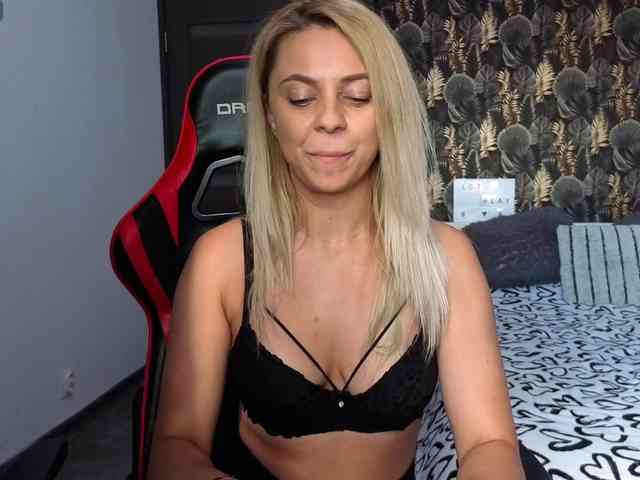 CarlaStaceeFun webcam