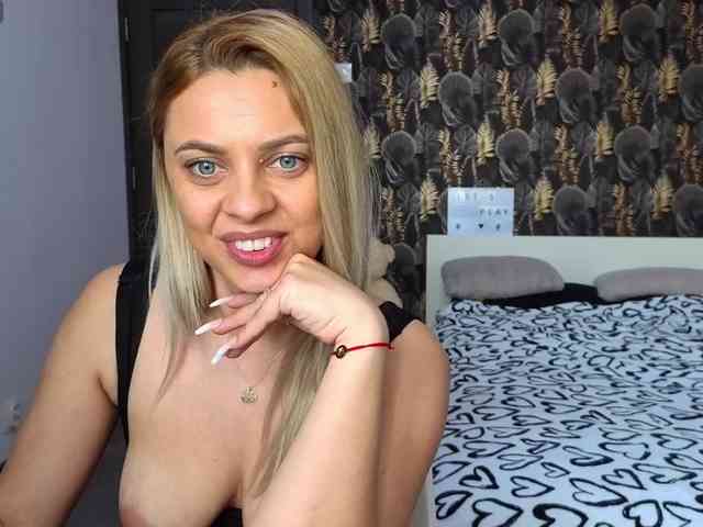 CarlaStaceeFun webcam