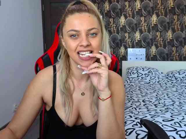 CarlaStaceeFun webcam