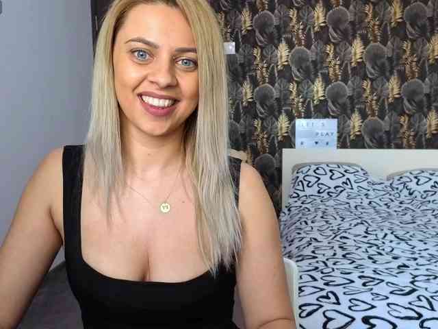 CarlaStaceeFun webcam