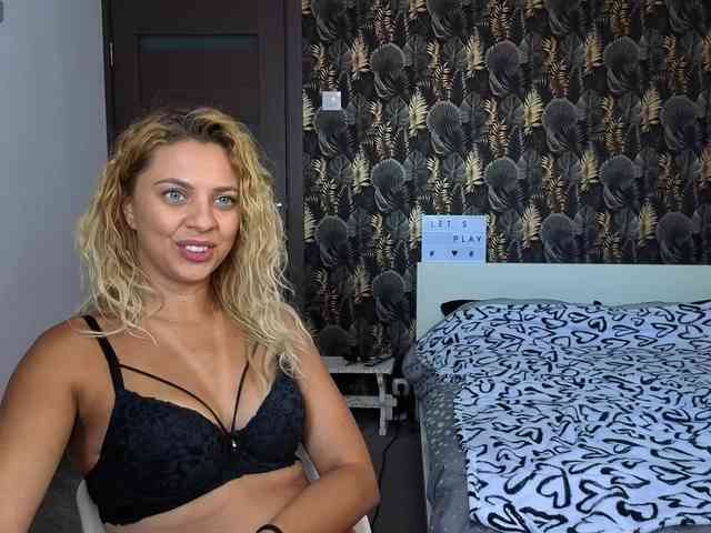 CarlaStaceeFun webcam
