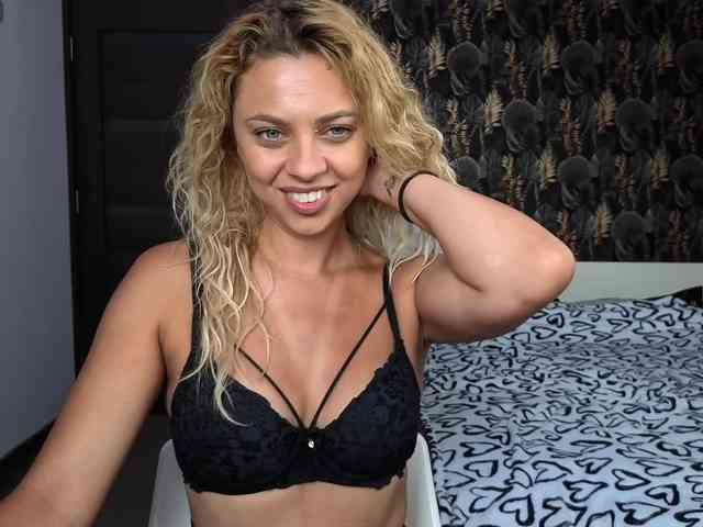 CarlaStaceeFun webcam