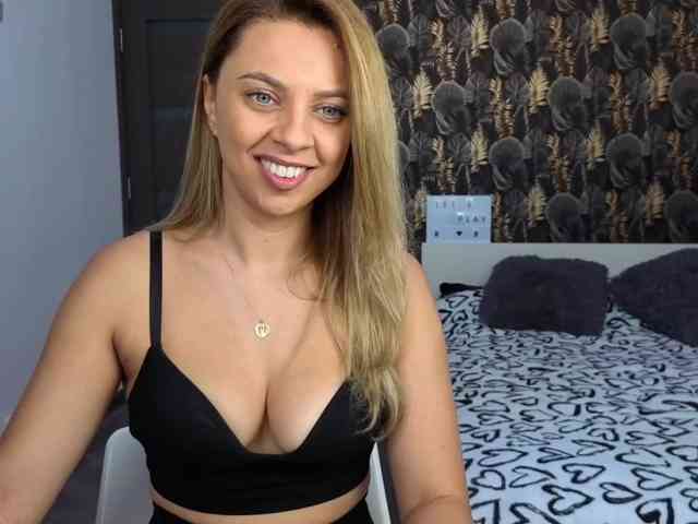 CarlaStaceeFun webcam