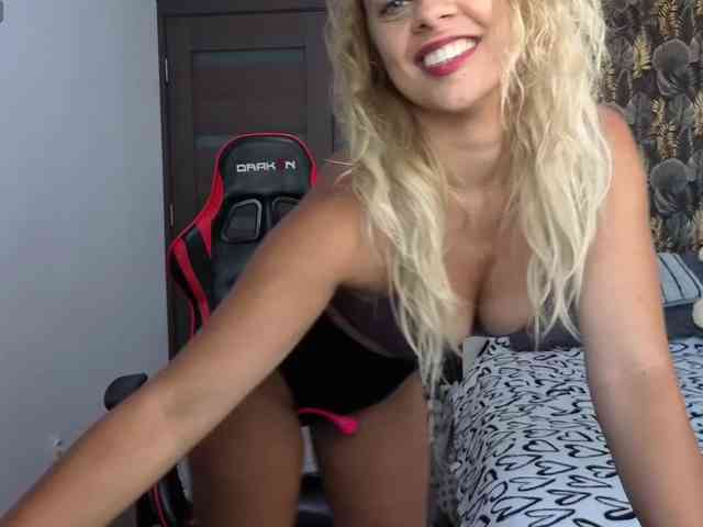 CarlaStaceeFun webcam