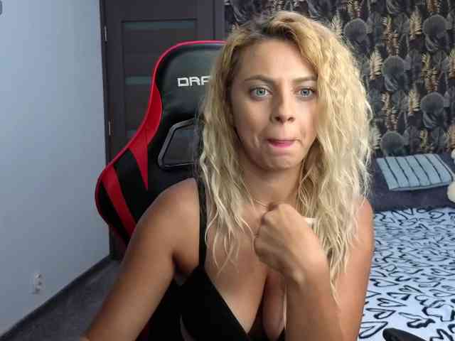 CarlaStaceeFun webcam