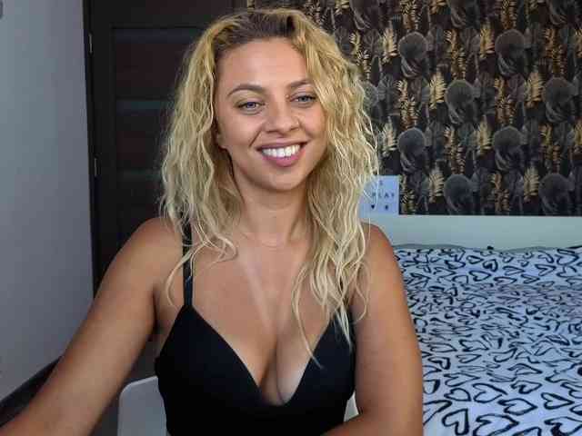 CarlaStaceeFun webcam