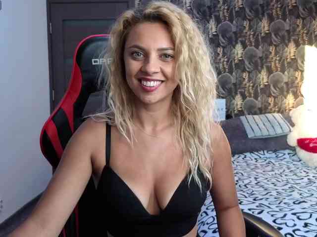 CarlaStaceeFun webcam