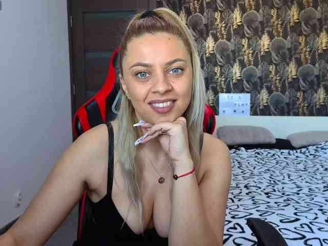 CarlaStaceeFun webcam