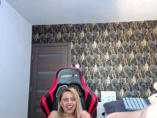 CarlaStaceeFun webcam