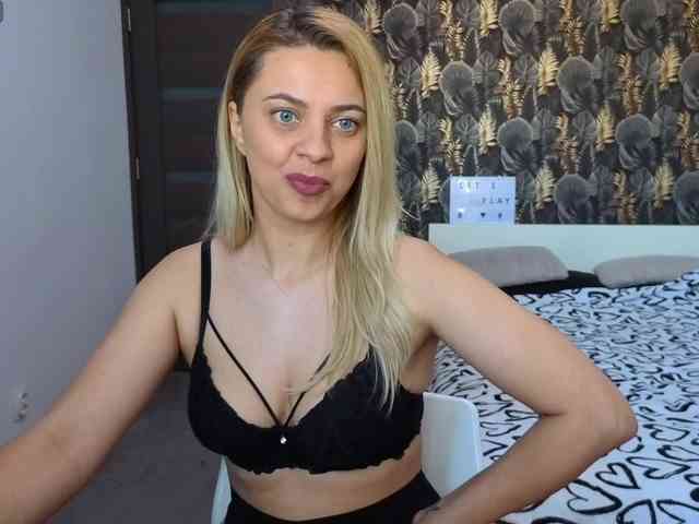 CarlaStaceeFun webcam